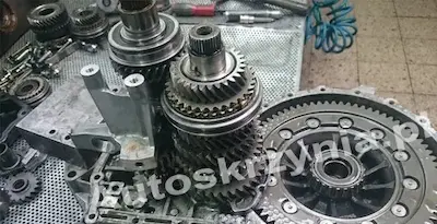 Rozebrana manualna skrzynia biegów na stole warsztatowym